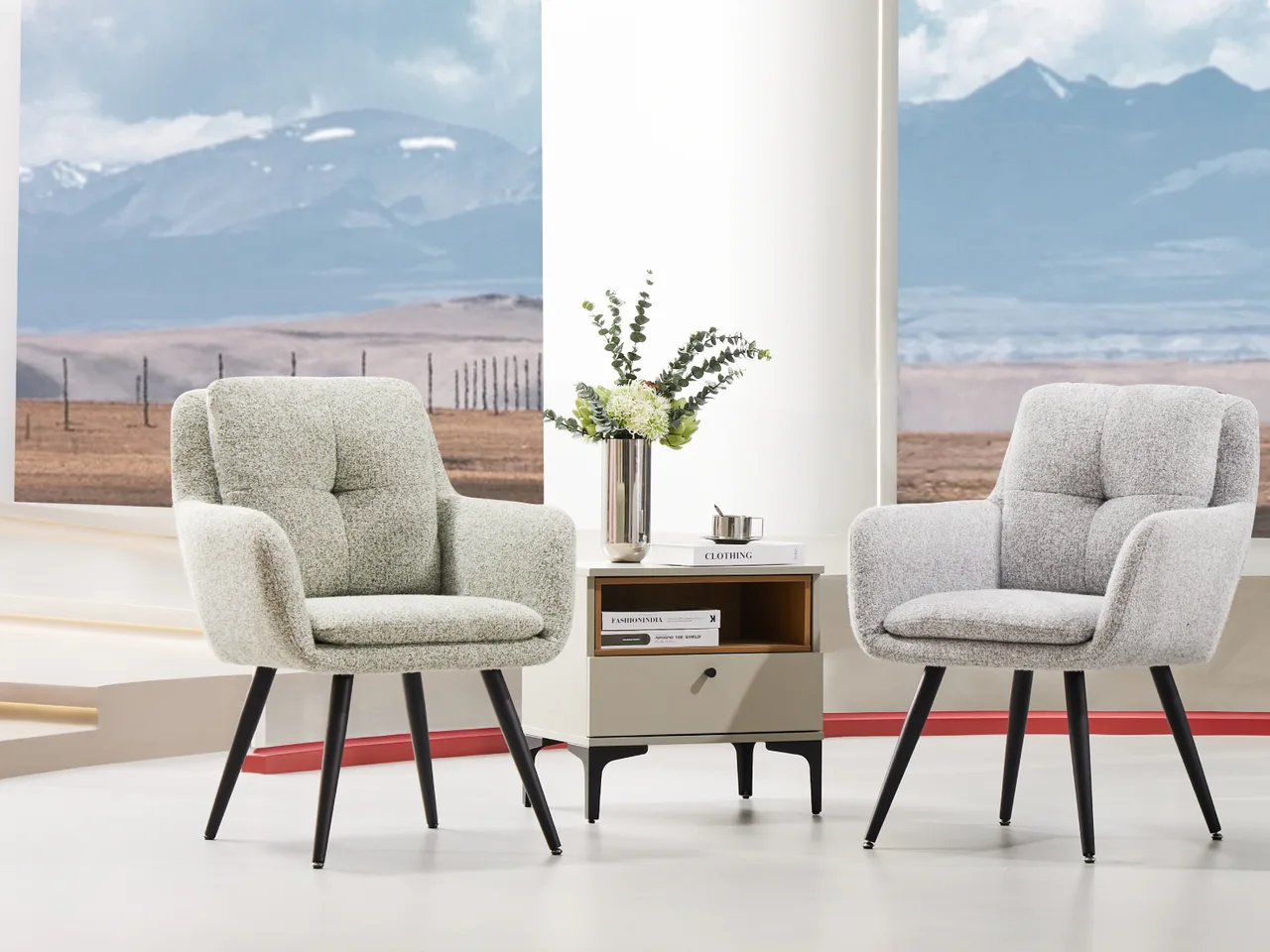 Paire de fauteuils d’appoint Demu en bouclé gris clair sur pieds métal noirs coniques dans un salon décoré